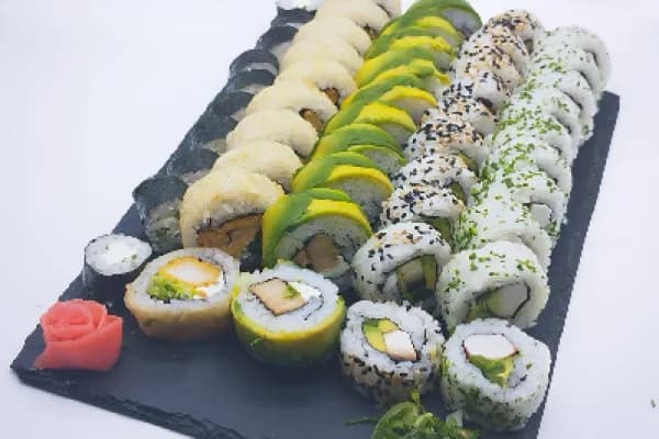 ¡Que suenen esos palillos! 50 piezas de sushi VIP — Expréss Sushi Delivery