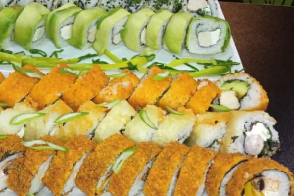 ¡MIx de 50 piezas! variedad de sabores y un exclusivo sabor — Mitsuko Sushi