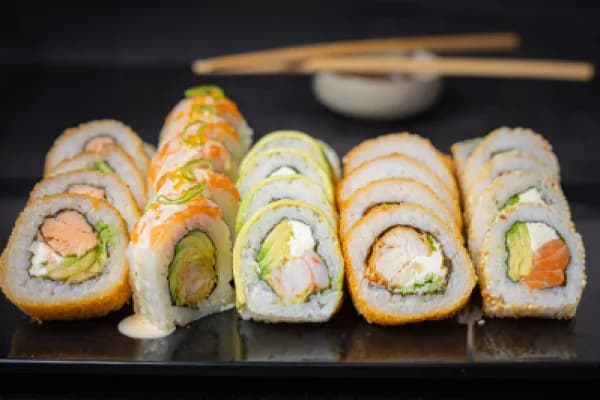 ¡MIx de 50 piezas! variedad de sabores y un exclusivo sabor — Kuzko Sushi