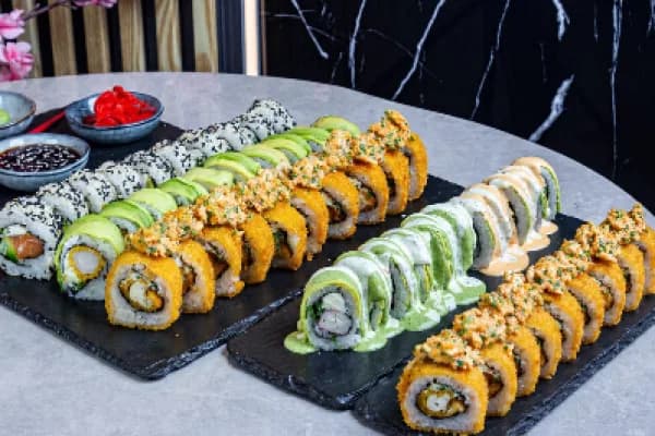 ¡Que suenen esos palillos! 50 piezas de sushi VIP — Sushi Maky Manuel Montt