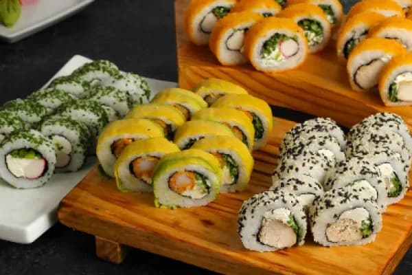 ¡Oportunidad única! 50 exquisitas piezas con mucho relleno — Fuji Sushi