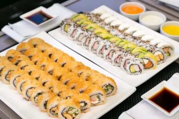 ¡Locura de sabores! RIcas 100 piezas de sushi . Imperdible descuento — Maki Sushi